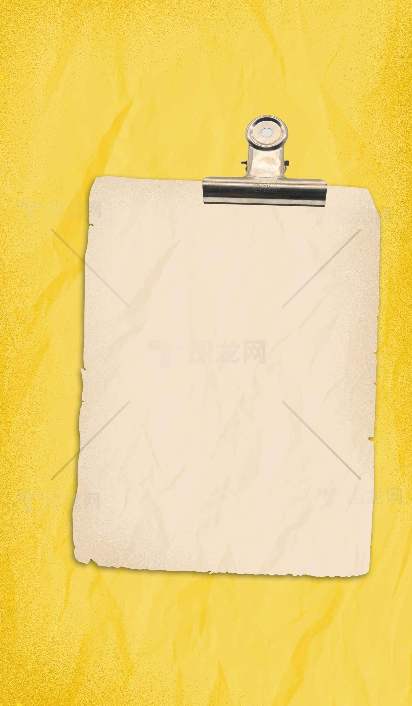 黄色背景上的复古纸张与夹子图片素材